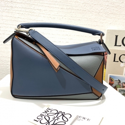 LOEWE羅意威 Puzzle bag 秋冬拼色出貨，採用質感柔軟小牛皮多色拼接，進口紡織內襯可自由折疊、手拎、斜挎，容量大、超實用，其顏色優雅脫俗、摩登都市的形象躍然而出，是工作及外出的首選。 小號88835 尺寸24