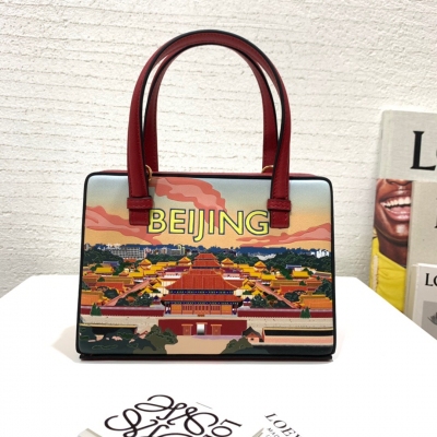 LOEWE羅意威 Postal small bag拼圖包出貨，選用柔軟天然小牛皮運用鑲嵌工藝製作精美“北京”美景圖（工藝繁瑣及耗時長）其明信片的外形設計，淋漓盡致的詮釋著“postal手袋”清脆俐落的優雅。小款號8891