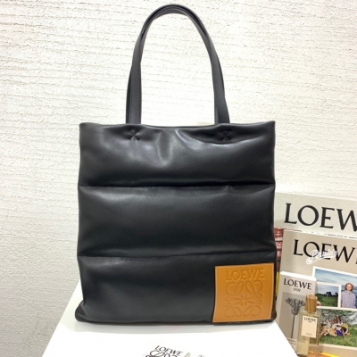 LOEWE羅意威 vertical tote puffy bag購物袋出貨，選用優質綿羊皮與進口面料製作，內裡填充品質上乘的羽絨，手感柔軟、舒服，容量大，可放A4紙。款號8927，尺寸37*37.5