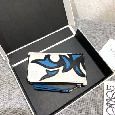 Loewe羅意威 coin card holder cowboy系列拉鍊小卡包出貨，選用質感柔軟多色小牛皮製作成西部牛仔花卉圖案，其繁瑣的工藝彰顯了獨特的魅力，讓你的搭配更加摩登、時尚。款號3706，尺寸13*7.5