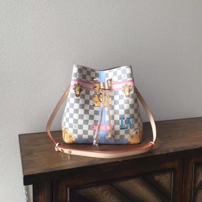 原單 LV M60649白格，路易威登2018夏季,Louis Vuitton推出全新的夏季系列:TRUNK SUMMER COLLECTION 2018.  這一系列運用了視覺陷阱的藝術手法，採用絲網印刷將硬箱以印花的