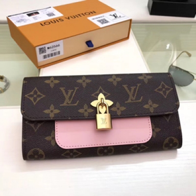 【LV頂級原單】Louis Vuitton M62566粉色 路易威登此款Flower錢夾在兩大標誌性路易威登元素中展現優雅柔美的設計魅力：Monogram Flower印花與掛鎖。Monogram帆布面料搭配皮革外袋與