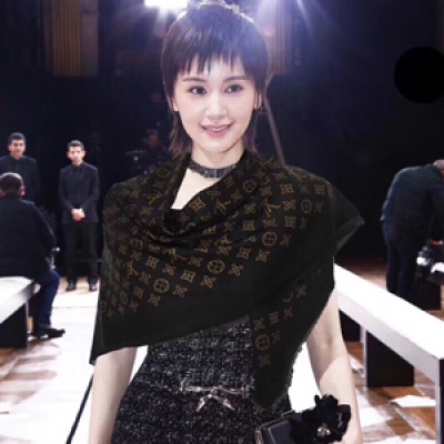 Louis Vuitton 2018春季新款絲巾來襲【LV路易威登金色花紋】下手一定要快大愛 女人尤物 真心美的讓人非常非常心動，著名的路易威登真絲方巾也成為此跨界合作設計與頂級卓越工藝結合的另一創作。在真絲斜紋綢上再