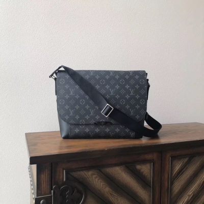 LV路易威登複刻版 Louis Vuitton 男士熱賣款EXPLORER中號郵差包 M40539 完美的都市包袋，此款Messenger MM Explorer中號郵差包以美麗的皮革細節搭配全新Monogram Ecl