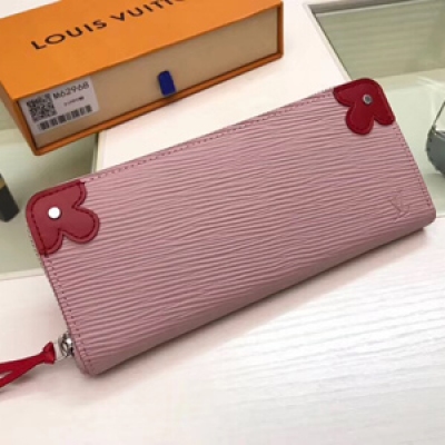 【LV頂級原單】Louis Vuitton M62968拉鍊包黑色 路易威登 Epi Blooming Corners限定版設計，此款Clemence錢夾由Epi皮革裁制而成，四角處飾有對比色Monogram Flowe