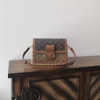 LV複刻版 秒殺市場貨 路易威登2018年早春郵差包 Louis Vuitton M62019 最新版本出貨Métis手包小巧的造型散發出優雅臥息。老花配黃花黃皮鏈條拼色鏈條郵差包 老花配牛皮，採用柔軟的Monogram