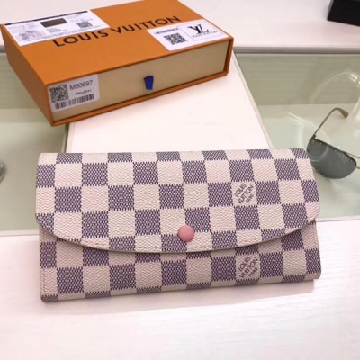 【LV頂級原單】Louis Vuitton N41625白格粉色 功能實用且設計華美的 路易威登Emilie 錢夾採用柔軟的 Monogram 帆布製成，襯以顏色鮮豔的內襯，氣質極為優雅。 多袋式設計和引人注目的造型賦予