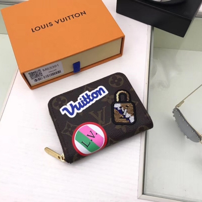 【LV路易威登頂級原單】Louis Vuitton M63391零錢包 這一季的Zippy拉鍊零錢包，尺寸小巧，由Monogram帆布裁制而成，俏皮的貼飾讓人想起20世紀旅行時的蒸汽船和路易威登旅行箱。內部結構緊湊，可容