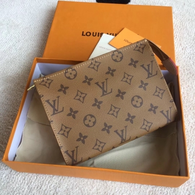 LV路易威登 N47544黃花。Louis Vuitton 以工匠的技藝精湛著稱，罕見的設計、特殊皮革將技術創新和經典風格相結合，突出路易威登世界的存在。錢夾內部設計精巧獨特，擁有各種口袋和信用卡槽。尺寸：19×15×5