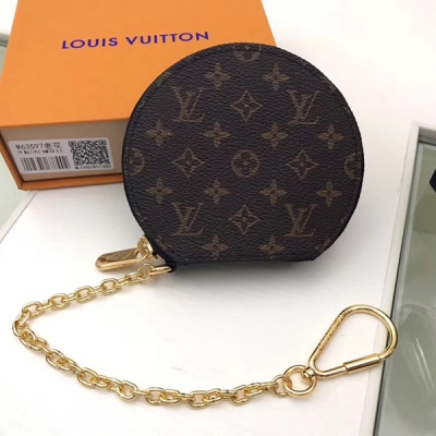 LV路易威登 頂級原單 Louis Vuitton M63597 小花零錢包 微 Bo?te 開頭語錢包是靈感的標誌性嬌小 Bo?te 開頭手提包由創意總監的房子路易威登 Ghesquière。這個微型便可以連接到一個袋