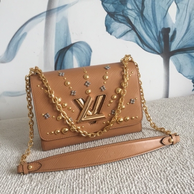 LV路易威登 TWIST 中號手袋M52510杏色 Louis Vuitton 此款Twist中號手袋飾有由刻有圖案的花形金色與銀色鉚釘組成的旭日花紋，與巴黎芳登廣場路易威登旗艦店前的巨型太陽雕像遙相呼應。由Epi皮革裁