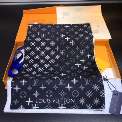 Louis Vuitton（路易威登）各大專櫃在售 LV頂級斜紋真絲方巾 110x110cm 放大細節 展現出來的工藝 看得見的品質 均勻的圖案佈局讓人深深地感受到頂級品牌的品味 靈動的LV花紋充分延伸 色澤純正豔麗 