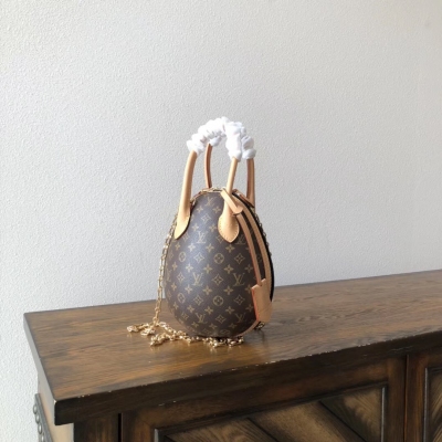 LV路易威登 新品~M44587LV EGG 手袋 LOUIS VUITTON Nicolas Ghesquière 設計的 LV Egg 手袋震撼 2019 年春夏秀場。熱成型技術讓雋永的 Monogram 帆布與小牛