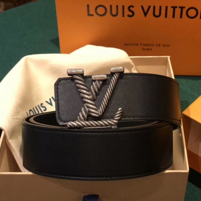 LV路易威登皮帶 LRope 40毫米腰帶 LOUIS VUITTON 採用紐繩造型 L搭扣，其做舊質感為對比色亮面天然小牛皮飾帶平添一抹復古韻味。本款腰帶有兩種中性色彩可選，低調百搭，典雅立現。