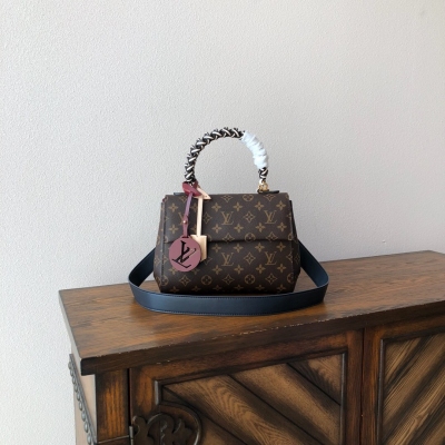 LV路易威登 M44669CLUNY 中號手袋 LOUIS VUITTON Cluny 中號手袋為 Monogram 帆布包身點綴編織手柄。可拆卸皮革肩帶與 LV 皮革包飾為結構化設計注入詼諧，磁扣翻蓋可收納個人物品。3