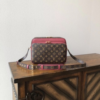 LV路易威登 NIL SLIM 手袋M51477 LOUIS VUITTON 這款Epi貼飾Nil Slim手袋展現趣味內涵 作為品牌經典款式 一直以來都是旅行人士與男士的心愛之物 多彩Epi皮革與Monogram帆布共