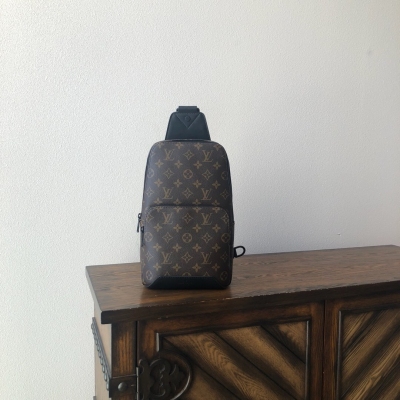 LV路易威登 AVENUE 單肩包 LOUIS VUITTON N41719老花胸包此款Damier Graphite帆布面料的Avenue單肩包是都市生活的完美伴侶小巧而時髦 展現休閒而不羈的態度“智慧”肩帶設計 適合