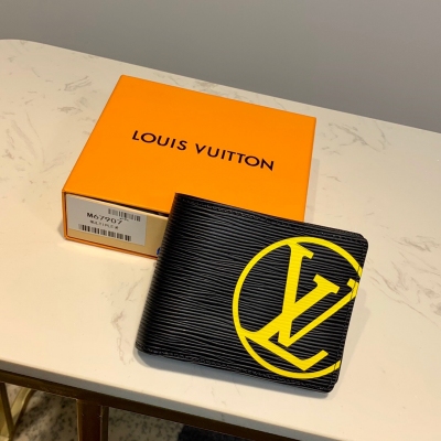 LV LOUIS VUITTON路易威登 M67907 黃色！短夾！MULTIPLE 錢夾 2020 秋季款 Multiple 錢夾取材柔軟 Epi 牛皮，LV 字母浸染鮮明撞色。小巧尺寸可輕鬆放入口袋，設計緊湊且功能齊