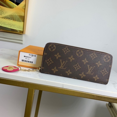 LV LOUIS VUITTON路易威登 M68314 圓花朵！枚紅！追隨路易威登 Blooming Flowers 主題，以 Monogram 帆布塑造緊湊構型，一朵 Monogram 花卉棲身拉鍊頭 。CLEMENC