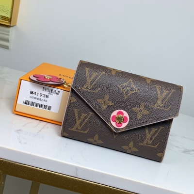 LV LOUIS VUITTON路易威登 M41938 圓花朵粉 ！ 此款小巧的Victorine錢夾是適宜隨身攜帶的上上之選。標誌性Monogram帆布搭配多彩皮革內襯，風格時尚，極為實用的設計。尺寸12x2x9cm