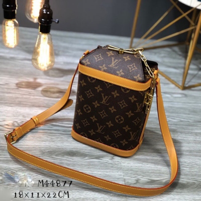 LV LOUIS VUITTON路易威登 頂級原單 M44877 2020年早春新款 Monogram 帆布包身搭配牛皮，配肩托，在頂部金色鏈條等摩登細節的點綴中，展現時尚魅力。尺寸：18.0 x 11.0 x 22.0