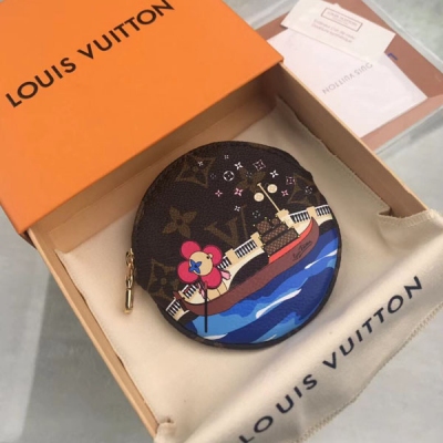 LV LOUIS VUITTON路易威登 M68485 特別介紹 海外特供（專櫃貨） Monogram 帆布之上生動描摹吉祥物 Vivienne 乘坐鳳尾船徜徉威尼斯之景，其盎然趣意可令旅人、Monogram 愛好者和品