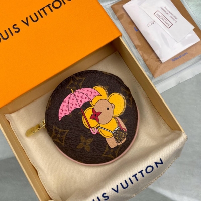 LV LOUIS VUITTON路易威登 M69057 特別介紹 海外特供（專櫃貨） Monogram 帆布之上生動描摹吉祥物 Vivienne 其盎然趣意可令旅人、Monogram 愛好者和品牌收藏家會心一笑。尺寸：9