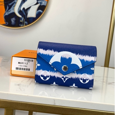 LV LOUIS VUITTON路易威登 2020新款、M69112藍色！LV ESCALE VICTORINE 錢夾 2020 夏季 LV Escale 皮具和配飾系列推出特別款 Victorine 錢夾。Monogr