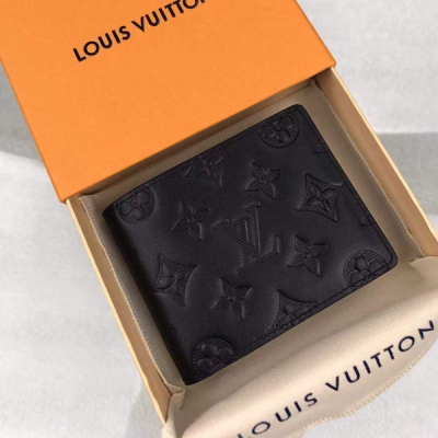 LV LOUIS VUITTON路易威登 M62901 特別介紹 海外特供（專櫃貨） 此款路易威登Multiple錢夾設計清爽簡潔，黑色小牛皮面料質地十分柔軟，飾有標誌性壓紋。尺寸小巧，極為便攜，內配多個信用卡插槽與票據