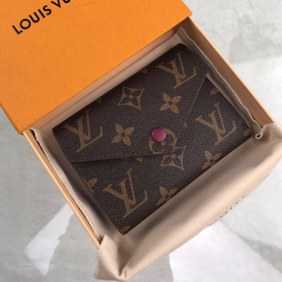 LV LOUIS VUITTON路易威登 M41938 特別介紹 海外特供（專櫃貨） 採用全進口皮料，歐牙拉鍊，風格時尚，而極為實用的設計確保信用卡與私人財物安全存放、取用便捷。尺寸：12X9cm