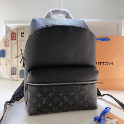 LV LOUIS VUITTON路易威登 海外原單 DISCOVERY 小號雙肩包 型號 30230 Discovery 小號雙肩包糅合 Monogram 帆布與 Ta?ga 皮革，重譯經典校園潮流設計。光澤外層包裹兩個