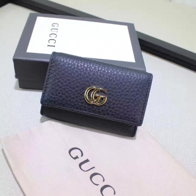 GUCCI 新品，專櫃品質，原單皮質。款號：456118克色，鑰匙包配有小號雙G金屬細節，採用織紋皮革精緻而成。尺寸：6.5×9.5×2。現貨出貨