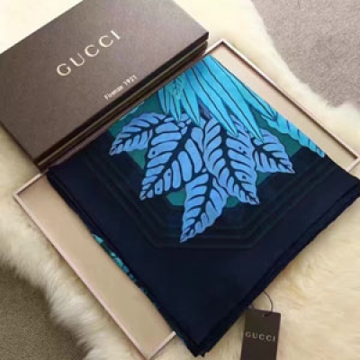 鸚鵡森林Gucci  上身效果非常完美   整個圍巾給人大牌氣場的同時又非常精緻秀麗 絕對值得入手的新款   實物一拿到就會慶倖自己是女人的絕美好貨 真絲品質  值得品鑒 完美氣質品味Ditails首選  140*14