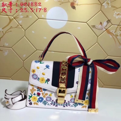 【GUCCI-古馳】 十年打造專業GUCCI 市場頂級獨家控貨，專櫃品質 採用進口牛皮，原廠五金！精緻做工。 獨家實物拍照 品質如圖可見 。款號：421882尺寸：25.5*17*8