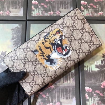 【GUCCI-古馳】全網獨家供貨 不管是用料、做工 、logo、鋼印、編碼、走線、每一個細節都將古馳的精彩內涵表現得淋漓盡致 品質保證，售後無擔憂， 原廠材料！ 實物拍攝 品質如圖可見 。型號：451273尺寸：19*1