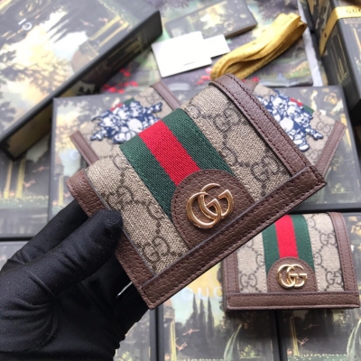 Gucci古馳 歐洲正品原單 Ophidia吉祥小豬系列 小卡包 採用GG Supreme高級人造帆布 配以標誌性圖案與條紋織帶 海外頂級五金 精製而成！型號：523155小豬！尺寸: W11xH8.5xD3cm