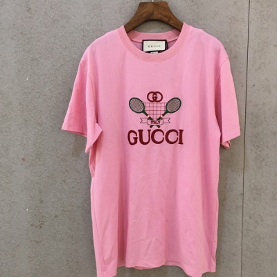 Gucci古馳 新款logo網球 刺繡T恤 面料簡直不要太好！觸感細膩光滑！大字母刺繡和印花也是光滑的表面！就是很簡單基礎單品！卻又不能缺少的！碼數 sml