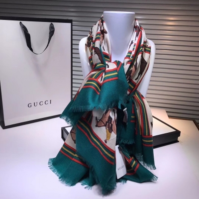 Gucci古馳圍巾 氣質女人~專櫃同步 來自當紅的Gucci，品質絕佳，真的妥妥的 集合大牌的奢華，女人味和時髦於一體 100%羊絨，光澤 定制級面料.賦予了圍巾容易造型.非常重磅奢華的設計，上身卻別樣襯得高貴氣質！簡