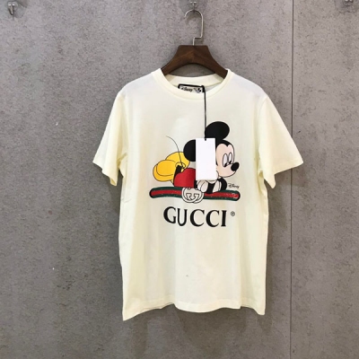 Gucci古馳 早春新款 Gucci鼠年限定米奇老鼠字母印花圓領T恤 從顏色到版型 、圖案都好喜歡 呆萌的米老鼠都分分鐘融化了老夫的少女心 經典的款式永不過時！絕對的爆款推薦！我們家不論是面料的選用還是對色都是用心打造