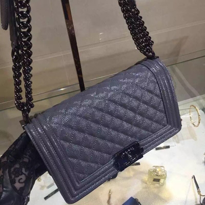 Chanel香奈兒 Chanel boy款 專櫃新皮質，漆 皮球紋巧，灰色、槍色扣，25.5cm，進口原版 牛皮製造，本店獨家！ ！