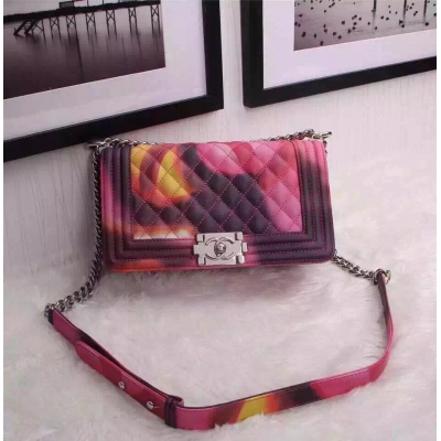 Chanel 塗鴉搶先發售  炫彩Leboy 第一批貨來襲！  購入正品打版，..對版！  亮麗五金毫無疑問用長時間預定回來！....大方進入專櫃無壓力！  這個夏天火爆開啟新視覺！尺寸：25cm，款號67086彩繪