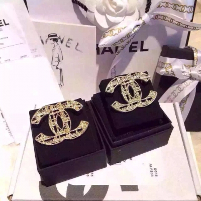 Chanel..香奈兒鏤空金屬胸針專櫃爆款正品品質，全部採用義大利進口黃銅材料，每一個細節媲美專櫃正品，業內僅此一家全世界專櫃自購正品打版，這樣才能把首飾打造得這麼用心完美。隨意出入海關與專櫃無壓力..放心戴出去讓您成為