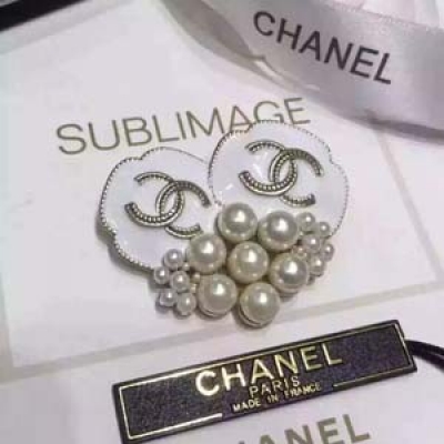 Chanel.  專櫃正品代購 琺瑯雙logo米珠胸針 .完美品質.