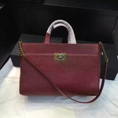 chanel 新品-專櫃最新公事包子母包系列 原廠魚子醬牛皮 裡面小包包還可以單獨用哦……手拎 肩背 耐看耐用 全部具備啦 紅色