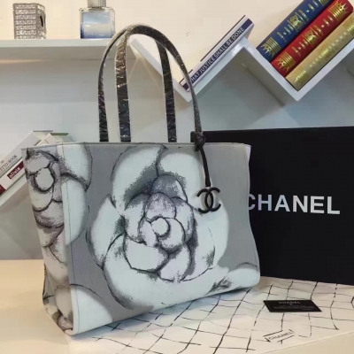 精品限量版Chanel camellia ，獨特的灰白水洗牛仔搭配永不褪色的Chanel代表花