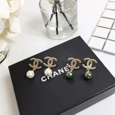 Chanel 胸針！17早春新品！新年必備單品！施華洛水晶珍珠耳釘＋正品黃銅材質！純手工出品 高級定制！