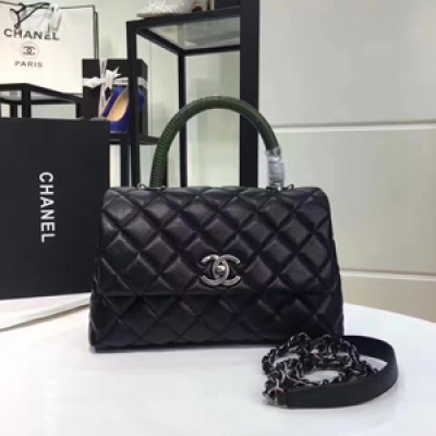 【chanel】最新巴黎代購款  手柄的辣媽辣妹包  內裡羊皮   義大利進口皮搭配經典復古五金  完全不失chanel的精髓所在  注意看包包的走線 手工絕對是無可挑剔  最新的百搭大氣款