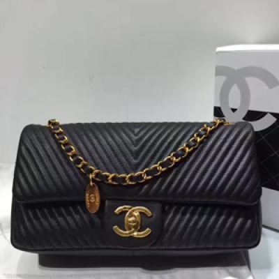 CHANEL  新款毒物上市進口胎牛皮復古鎏金 這款注入今年大紅大紫流行元素V字條風格是秋冬必備款皮質手感好到爆媲美原單無壓力包包簡約時尚且奔放洋氣上身效果高大上  尺寸：26cm