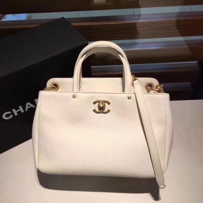 Chanel17年春夏新品購物袋，魚子醬球紋牛皮 手感非常好哦，搭配復古磨砂金、肩帶可自由拆卸，手提 單肩背 斜挎實用派，大容量  size:29*12*19cm