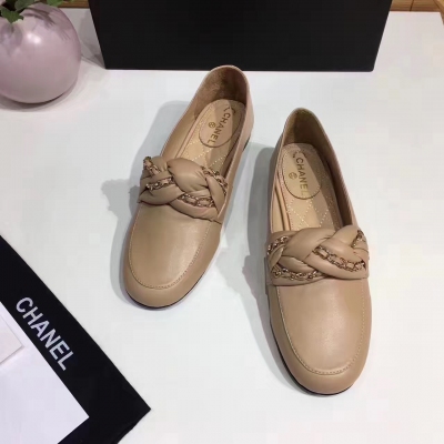 CHANEL 17/AW秋季新品 專櫃最新上架的loafer 上腳超級舒服！這得歸功於此款頂級的柔軟羊皮和後包無港包的設計，還有整只鞋子用的都是混種羊皮，混種羊皮 混種羊皮，用國內最舒適的試穿，還原專櫃極致的線條美感